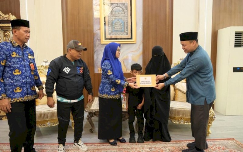 BANTUAN. Gubernur Sulsel Andi Sudirman Sulaiman melalui Stafsus Achmad Hidayat menyerahkan bantuan kepada keluarga korban insiden kapal tenggelam yang terjadi di perairan Kabupaten Pangkep di Kabupaten Gowa, Rabu (20/5/2026). foto: istimewa