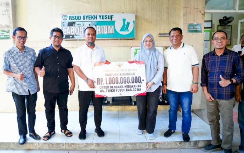 BANTUAN. Gubernur Sulsel Andi Sudirman Sulaiman secara simbolis menyerahkan bantuan sebesar Rp1 miliar untuk mendukung pemulihan pascakebakaran yang terjadi di RSUD Syekh Yusuf Gowa yang diterima Bupati Gowa Sitti Husniah Talenrang, Minggu (31/5/2026). foto: istimewa