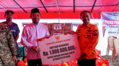 Andi Sudirman Sulaiman Tinjau Banjir di Bone, Serahkan Bantuan Rp1 Miliar dan Santunan Korban