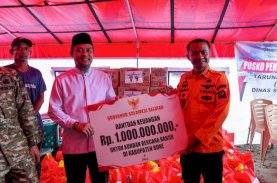 Andi Sudirman Sulaiman Tinjau Banjir di Bone, Serahkan Bantuan Rp1 Miliar dan Santunan Korban