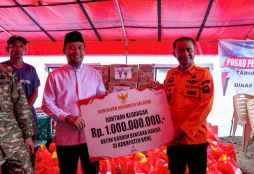 Andi Sudirman Sulaiman Tinjau Banjir di Bone, Serahkan Bantuan Rp1 Miliar dan Santunan Korban