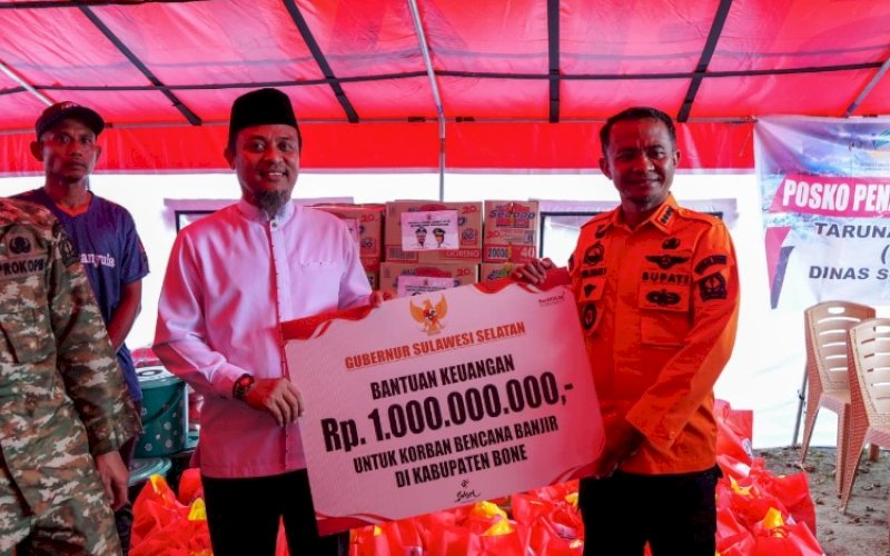 BANTUAN. Gubernur Sulsel Andi Sudirman Sulaiman menyerahkan bantuan untuk warga terdampak banjir di Kabupaten Bone yang diterima langsung Bupati Bone Andi Asman Sulaiman di Posko Utama Kelurahan Panyula, Kecamatan Tanete Riattang Timur, Bone, Sabtu (9/5/2026). foto: istimewa