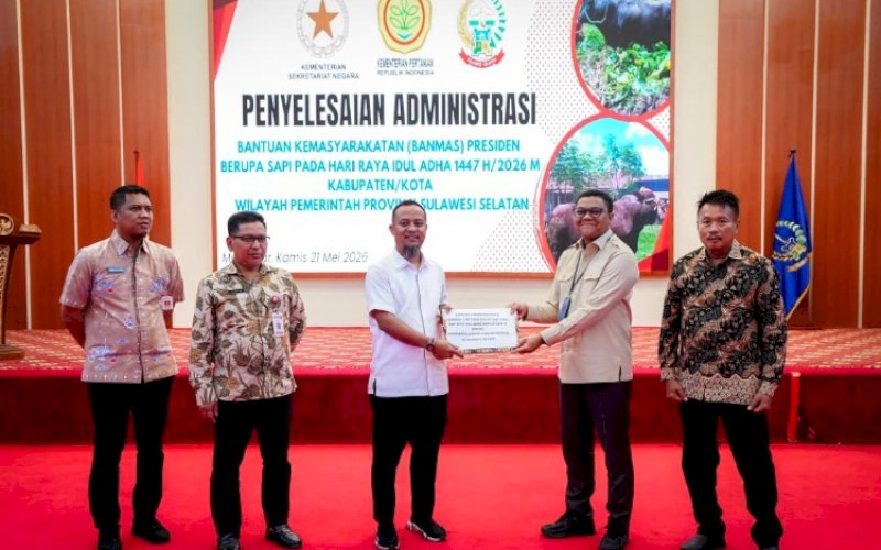 BANTUAN. Tim Sekretariat Kepresidenan RI Rio Gunawan menyerahkan Bantuan Kemasyarakatan (Banmas) Presiden Republik Indonesia berupa sapi kurban untuk Hari Raya Iduladha 1447 Hijriah/2026 Masehi kepada Gubernur Sulsel Andi Sudirman Sulaiman di Aula Asta Cita Rumah Jabatan Gubernur Sulsel, Kamis (21/5/2026). foto: istimewa