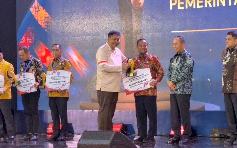 PENGHARGAAN. Gubernur Sulsel, Andi Sudirman Sulaiman, menerima penghargaan Terbaik 1 sebagai Provinsi Creative Financing Regional Sulawesi 2026 dari Kementerian Dalam Negeri.pada acara Apresiasi Pemerintah Daerah Berprestasi Tahun 2026 Regional Sulawesi yang digelar di Kota Kendari, Sulawesi Tenggara, Jumat (29/5/2026) malam. foto: istimewa