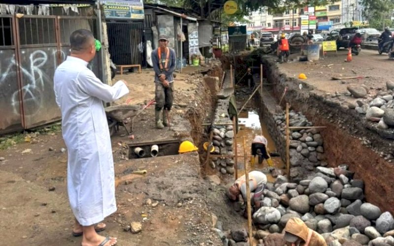 PENINJAUAN. Gubernur Sulsel, Andi Sudirman Sulaiman, meninjau langsung progres pengerjaan Program Multiyears Project (MYP) Infrastruktur Jalan pada ruas Hertasning, Kota Makassar, beberapa hari lalu. foto: istimewa