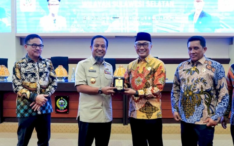 CENDERA MATA. Gubernur Sulsel Andi Sudirman Sulaiman menyerahkan cendera mata kepada Kepala BKN RI Zudan Arif Fakrulloh di sela-sela Ekspose Manajemen Talenta Instansi Pemerintah Wilayah Sulsel yang digelar BKN RI di Kantor Gubernur Sulsel, Kamis (7/5/2026). foto: istimewa