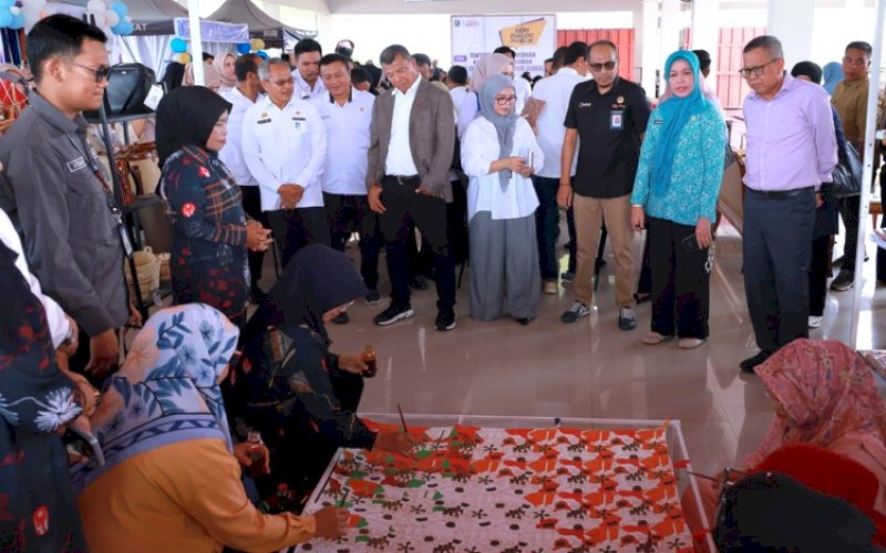 PINISI 24. Bupati Bulukumba Andi Muchtar Ali Yusuf didampingi Ketua TP PKK sekaligus Ketua Dekranasda Kabupaten Bulukumba Andi Herfida Muchtar melihat demo pembuatan kerajinan secara langsung pada puncak kegiatan Pinisi 24 (Pameran Inovasi dan Aktualisasi) yang diselenggarakan CPNS Pemkab Bulukumba Formasi 2024 di Lantai 4 Gedung Pinisi, Rabu (6/5/2026). foto: istimewa