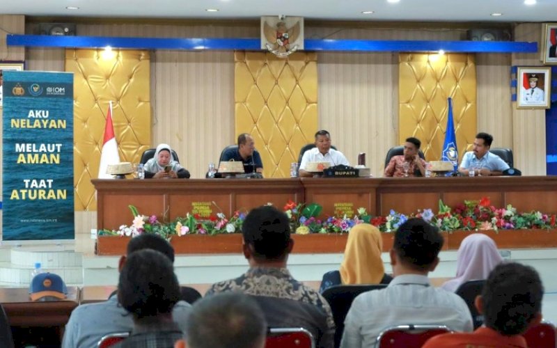 KAMPANYE. Bupati Bulukumba, Andi Muchtar Ali Yusuf (tengah), menghadiri kampanye informasi publik terkait perlindungan nelayan dan masyarakat pesisir dari praktik penangkapan ikan ilegal di wilayah perairan negara lain. foto: istimewa
