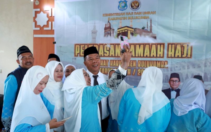 SWA FOTO. Jemaah Calon Haji (JCH) Bulukumba swa foto bersama Bupati Bulukumba, Andi Muchtar Ali Yusuf, di sela-sela pelepasan di Aula Kantor Kementerian Haji dan Umrah Bulukumba, Senin (11/6/2026). foto: istimewa