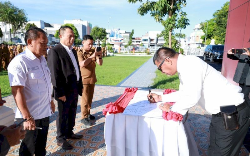 MOU. Bupati Bulukumba, Muchtar Ali Yusuf, menandantangani Kesepakatan Bersama (MoU) dengan Kadin Kabupaten Bulukumba serta PT Pinisi Citra Bulukumba (Perseroda) di sela-sela kegiatan Apel Gabungan OPD lingkup Pemkab Bulukumba di halaman Kantor Bupati Bulukumba, Senin, (4/5/2026). foto: istimewa