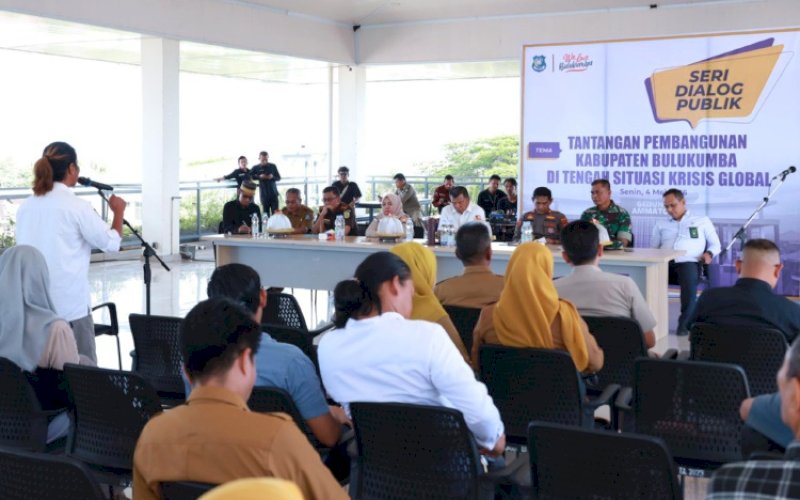 SAMPAIKAN ASPIRASI. Warga dari berbagai elemen menyampaikan langsung aspirasi dan masukan kepada Bupati Bulukumba, Andi Muchtar Ali Yusuf, pada seri Dialog Publik di Lantai 4 Gedung Pinisi, Senin (4/5/2026). foto: istimewa