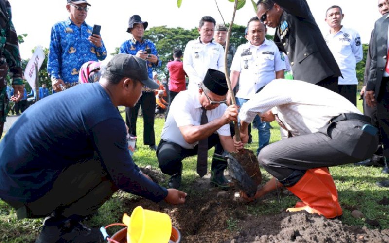 TANAM POHON. Bupati Bulukumba, Andi Muchtar Ali Yusuf, melakukan penanaman pohon di sela-sela peringatan Hari Kebangkitan Nasional (Harkitnas) ke-118 Lapangan Dannuang, Kecamatan Ujungloe, Rabu (20/5/2026). foto: istimewa