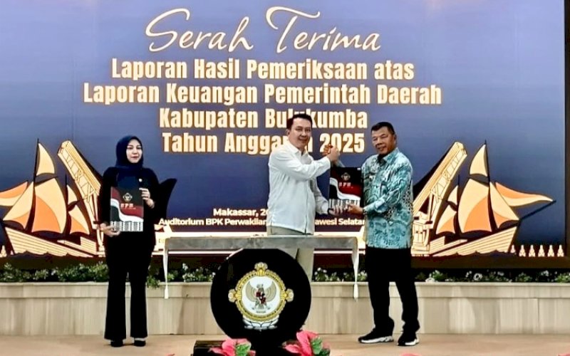 PENYERAHAN. Kepala Perwakilan BPK Sulsel Winner Franky Halomoan Manalu menyerahkan hasil pemeriksaan BPK kepada Bupati Bulukumba Andi Muchtar Ali Yusuf pada penyerahan Laporan Hasil Pemeriksaan (LHP) atas Laporan Keuangan Pemerintah Daerah (LKPD) Tahun Anggaran 2025 di Aula Kantor BPK Sulsel, Makassar, Selasa (26/5/2026). foto: istimewa