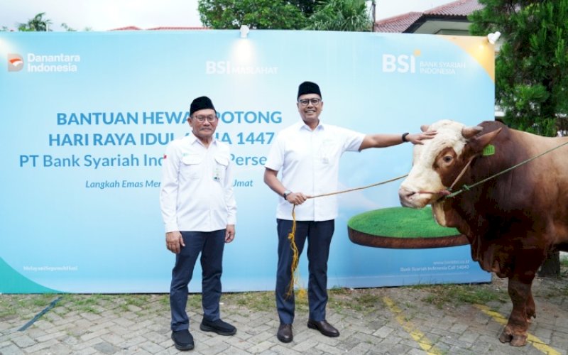 BSI BERKURBAN. Direktur Utama BSI Anggoro Eko Cahyo (kanan) meninjau langsung dan memastikan hewan yang didistribusikan sehat. foto: istimewa