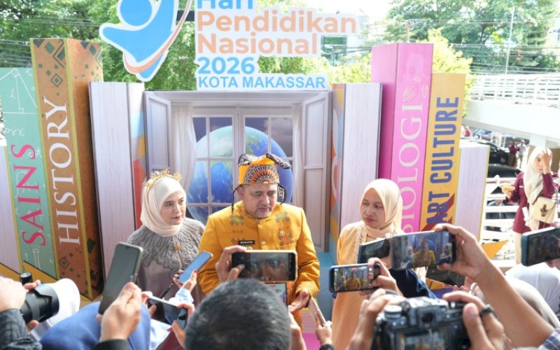 BERI KETERANGAN. Wali Kota Makassar Munafri Arifuddin, didampingi Wakil Wali Kota Aliyah Mustika Ilham, serta Kepala Dinas Pendidikan Kota Makassar Achi Soleman memberikan keterangan kepada media di Lapangan Karebosi Makassar, Sabtu (2/5/2026). foto: istimewa