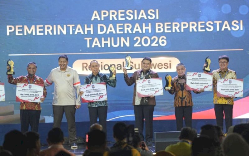 PENGHARGAAN. Wali Kota Makassar, Munafri Arifuddin (ketiga kanan), menerima penghargaan Terbaik I Kategori Creative Financing Regional Sulawesi 2026 pada ajang Apresiasi Pemerintah Daerah Berprestasi Tahun 2026 yang diselenggarakan Kementerian Dalam Negeri di Kota Kendari, Sulawesi Tenggara, Jumat (29/5/2026) malam. foto: istimewa