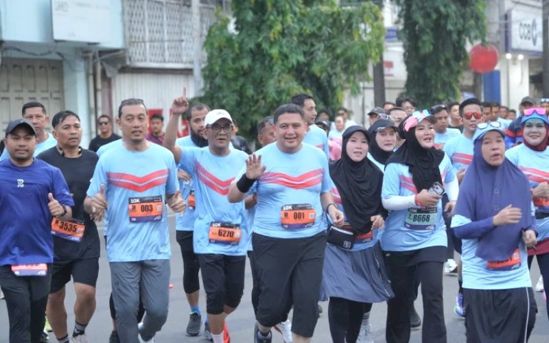 MHM. Wali Kota Makassar, Munafri Arifuddin, ikut berlari bersama ribuan peserta Makassar Half Marathon (MHM) 2026 pada kategori 10K hingga garis finis, Sabtu (30/5/2026). foto: istimewa