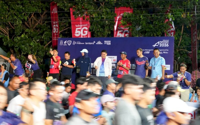 PELEPASAN. Wali Kota Makassar, Munafri Arifuddin, melepas peserta Makassar Half Marathon (MHM) 2026 kategori 21 Kilometer (21K), Minggu (31/5/2026). foto: istimewa