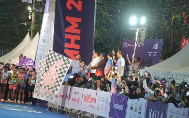 PELEPASAN. Wali Kota Makassar, Munafri Arifuddin, secara langsung melepas peserta Half Marathon (MHM) 2026 di Pantai Losari Makassar, pukul 05.30 WITA, Sabtu (30/5/2026). foto: istinewa