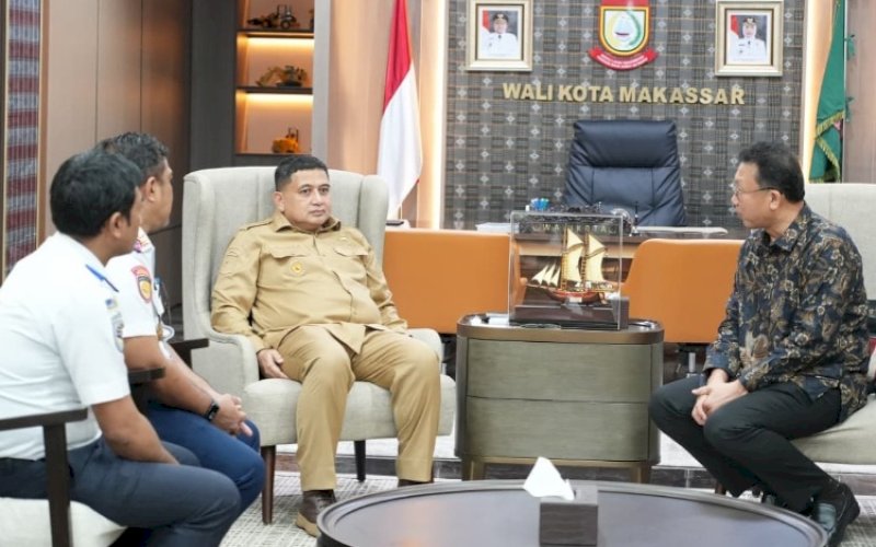 PERTEMUAN. Wali Kota Makassar, Munafri Arifuddin, menerima audiensi jajaran PT Sinar Jaya Megah Langgeng yang dipimpin direktur utama, Teddy Rusly, terkait pengembangan sistem angkutan umum massal di Makassar, Senin (18/5/2026). foto: istimewa