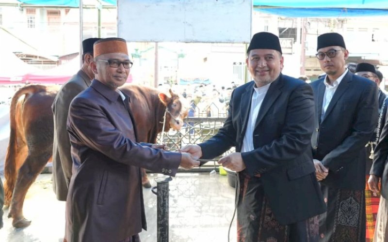 KURBAN. Wali Kota Makassar Munafri Arifuddin didampingi Sekda Kota Makassar Andi Zulkifly Nanda menghadiri sekaligus menyaksikan langsung prosesi pemotongan hewan kurban bantuan Presiden Republik Indonesia Prabowo Subianto di Masjid At-Taqwa, Jl Dr Wahidin Sudirohusodo, Kecamatan Wajo, Kota Makassar, Rabu (27/5/2026). foto: istimewa