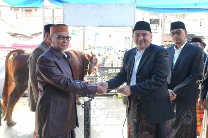 KURBAN. Wali Kota Makassar Munafri Arifuddin didampingi Sekda Kota Makassar Andi Zulkifly Nanda menghadiri sekaligus menyaksikan langsung prosesi pemotongan hewan kurban bantuan Presiden Republik Indonesia Prabowo Subianto di Masjid At-Taqwa, Jl Dr Wahidin Sudirohusodo, Kecamatan Wajo, Kota Makassar, Rabu (27/5/2026). foto: istimewa