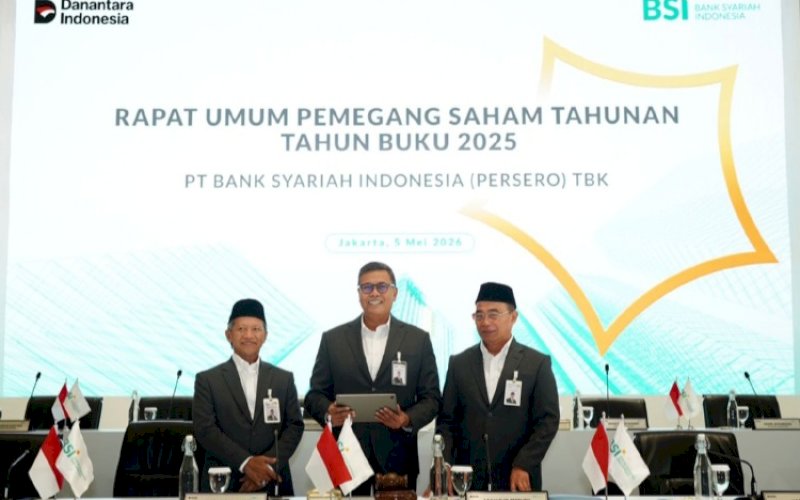 RUPST. Tampak Direktur Utama BSI Anggoro Eko Cahyo (tengah) bersama Ketua Dewan Pengawas Syariah BSI KH Hasanudin (kiri) dan Komisaris Utama BSI Muhadjir Effendy (kanan) berbincang bersama sesaat sebelum RUPST Tahun Buku 2025 di Kantor BSI Tower, Jakarta (5/5/2026). foto: istimewa