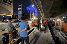 Pemkot Makassar Bersihkan Sampah dan Drainase di Bawah Tol Layang AP Pettarani
