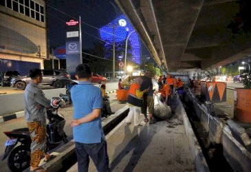 Pemkot Makassar Bersihkan Sampah dan Drainase di Bawah Tol Layang AP Pettarani
