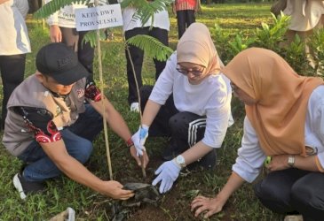 Hari Bumi 2026, DWP Sulsel Tanam Bibit Unggul Bernilai Ekonomi di Gowa