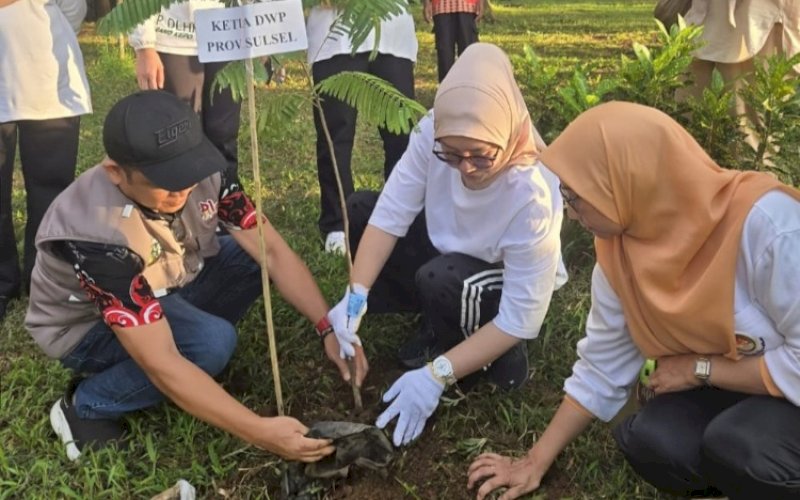 PENGHIJAUAN. Momentum Hari Bumi Internasional 2026 dimanfaatkan Dharma Wanita Persatuan (DWP) Provinsi Sulsel untuk melakukan aksi penghijauan di Kawasan Ekowisata Bisoloro, Kabupaten Gowa, Kamis (7/5/2026). foto: istimewa
