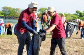 GMTD Bersih-bersih Pantai Akkarena, Kumpulkan 306 Kg Sampah