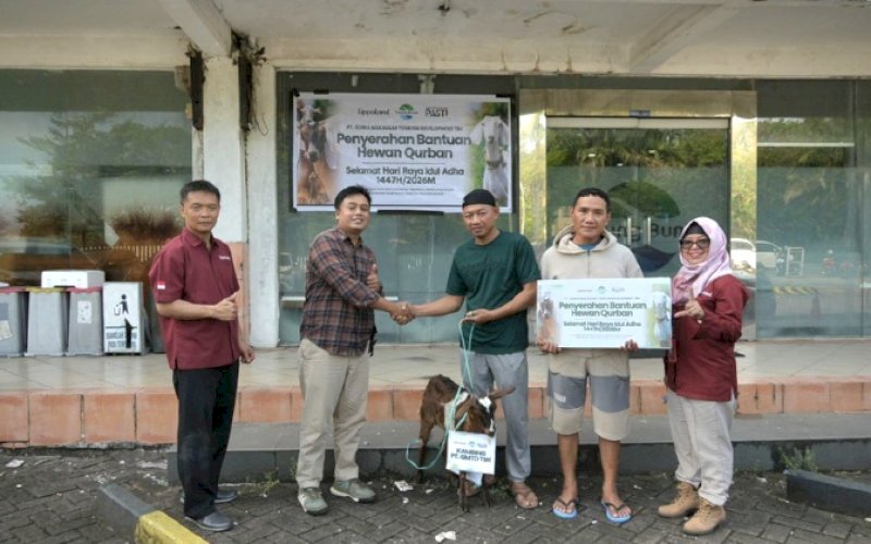 PENYERAHAN. Prosesi penyerahan hewan kurban PT Gowa Makassar Tourism Development Tbk (GMTD) dilaksanakan secara simbolis di halaman Kantor GMTD, Senin (25/5/2026). foto: istimewa