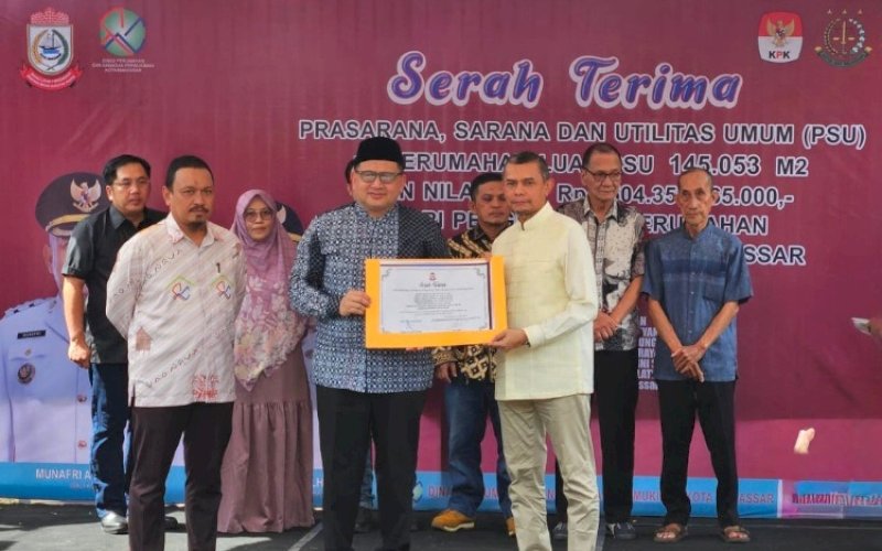 PENYERAHAN. Direktur Utama PT GMTD Tbk Ali Said secara simbolis menyerahkan Prasarana, Sarana, dan Utilitas Umum (PSU) kepada Pemkot Makassar yang diterima langsung Wali Kota Makassar Munafri Arifuddin pada prosesi serah terima di Perumahan Taman Kahyangan, Tanjung Bunga Makassar, Jumat (22/5/2026). foto: istimewa