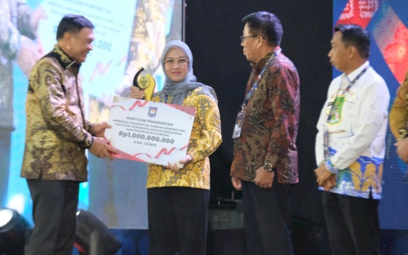 PENGHARGAAN. Bupati Gowa, Sitti Husniah Talenrang, menerima Penghargaan Apresiasi Pemerintah Daerah Berprestasi Tahun 2026 Regional Sulawesi pada kategori Penanggulangan Kemiskinan dan Penurunan Stunting di Claro Hotel, Kota Kendari, Provinsi Sulawesi Tenggara, Jumat (29/5/2026). foto: istimewa