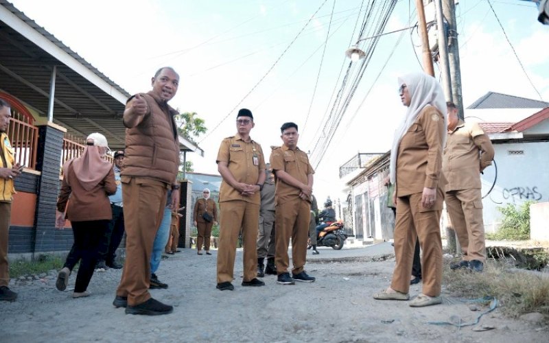 KUNJUNGAN. Bupati Gowa, Sitti Husniah Talenrang, meninjau langsung rencana perbaikan jalan di Kecamatan Pallangga untuk memberikan solusi atas kemacetan di ruas jalan Pallangga, Senin (4/5/2026). foto: istimewa