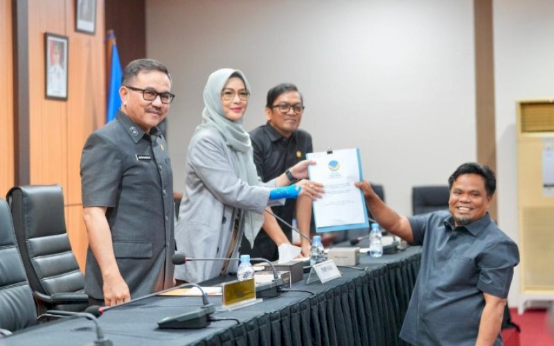 RAPAT PARIPURNA. Sekda Provinsi Sulsel, Jufri Rahman (kiri), menghadiri Rapat Paripurna DPRD Sulsel, Kamis (30/4/2026). foto: istimewa