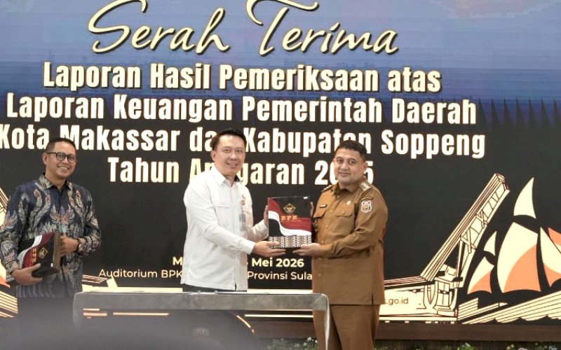 PENYERAHAN. Kepala BPK RI Perwakilan Sulsel Winner Franky Halomoan Manalu menyerahkan penilaian BPK RI kepada Wali Kota Makassar Munafri Arifuddin pada Serah Terima Laporan Hasil Pemeriksaan (LHP) atas LKPD Tahun Anggaran 2025 (audited) di Kantor BPK RI Perwakilan Sulsel, Kota Makassar, Senin (25/5/2026). foto: istimewa