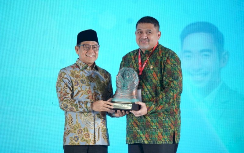 PENGHARGAAN. Menteri Koordinator Bidang Pemberdayaan Masyarakat Muhaimin Iskandar menyerahkan penghargaan Paritrana Award kepada Wali Kota Makassar Munafri Arifuddin di Plaza BPJAMSOSTEK, Jl HR Rasuna Said, Jakarta Selatan, Jumat (8/5/2026). foto: istimewa