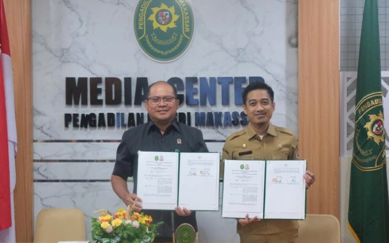 KOLABORASI. Kepala Disdukcapil Kota Makassar, Muhammad Hatim (kanan), melakukan penandatanganan kerja sama Pengadilan Negeri Makassar. foto: istimewa