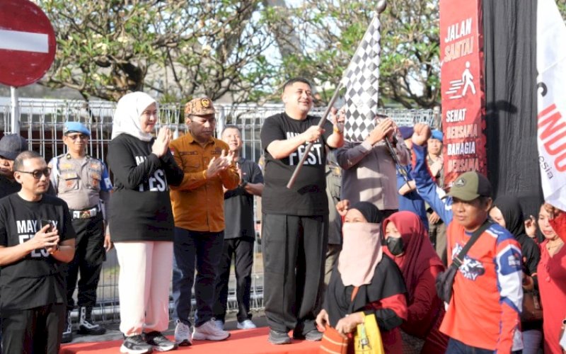 FUN WALK. Wali Kota Makassar Munafri Arifuddin dan Wakil Wali Kota Makassar Aliyah Mustika Ilham hadir langsung menyapa para pekerja dan buruh dalam kegiatan fun walk yang dipusatkan di Lapangan Karebosi, Jumat (1/5/2026) pagi. foto: istimewa
