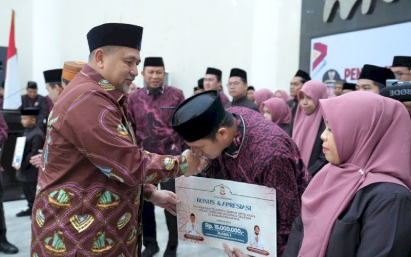 BERI BONUS. Wali Kota Makassar, Munafri Arifuddin, menyerahkan bonus dan apresiasi kepada kafilah Kota Makassar yang berhasil meraih prestasi gemilang pada pelaksanaan MTQ XXXIV tingkat Provinsi Sulsel 2026 di Baruga Anging Mammiri Rujab Wali Kota Makassar, Sabtu (9/5/2026). foto: istimewa