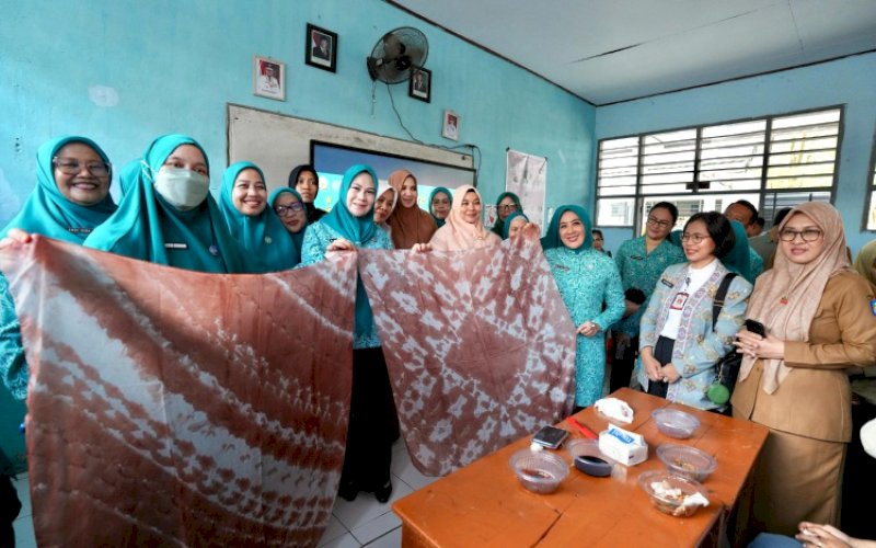 SEHATI. Ketua Umum Tim Penggerak PKK Tri Tito Karnavian, serta Ketua Tim Penggerak PKK Provinsi Sulsel Naoemi Octarina Sudirman, yang memberikan arahan dan motivasi kepada para peserta pada Program Sehati digelar di SMAN 9 Gowa. foto: istimewa