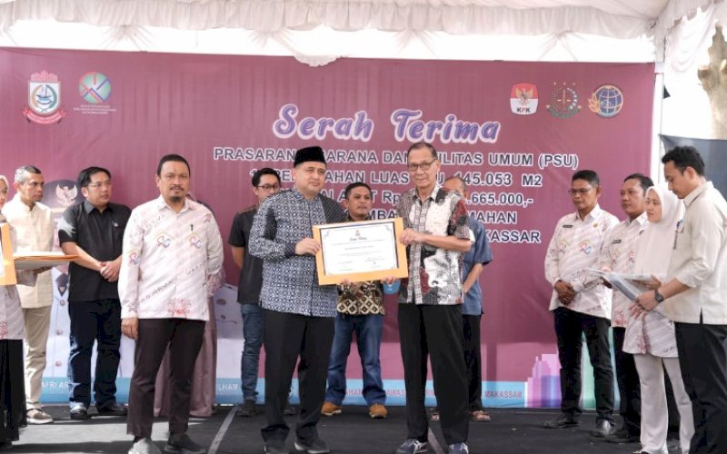 PENYERAHAN PSU. Developer/Pengembang menyerahkan Prasarana, Sarana, dan Utilitas (PSU) perumahan kepada Pemkot Makassar yang diterima langsung Wali Kota Makassar, Munafri Arifuddin, di Perumahan Taman Kahyangan Tanjung Bunga, Jl Telaga Raya, Kelurahan Maccini Sombala, Kecamatan Tamalate, Kota Makassar, Jumat (22/5/2026). foto: istimewa