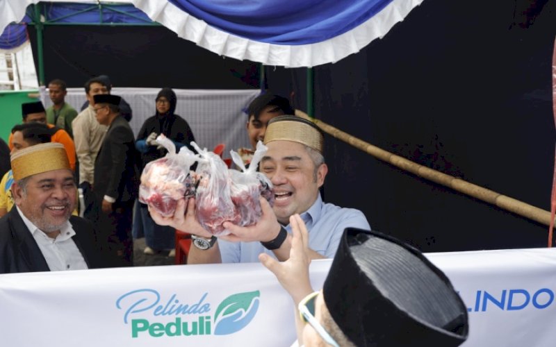 PELINDO BERKURBAN. Direktur Utama Pelindo, Achmad Muchtasyar, hadir dan membagikan langsung daging kurban di sela-sela pemotongan hewan kurban yang berlokasi di Kompleks Rumah Dinas Pelindo di Kota Makassar, Rabu (27/5/2026). foto: istimewa