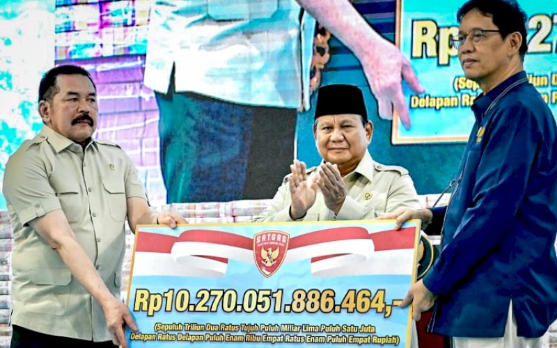 PENYERAHAN. Presiden Prabowo Subianto menyaksikan langsung penyerahan denda administratif sebesar Rp10.270.051.886.464 dan lahan kawasan hutan seluas 2.373.171,75 hektare dalam acara yang digelar di kompleks Kejaksaan Agung Republik Indonesia, Jakarta, pada Rabu (13/5/2026). foto: istimewa