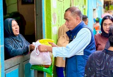 Rudianto Lallo Blusukan ke Lorong Cambayya Makassar, Bagikan Sembako ke Warga