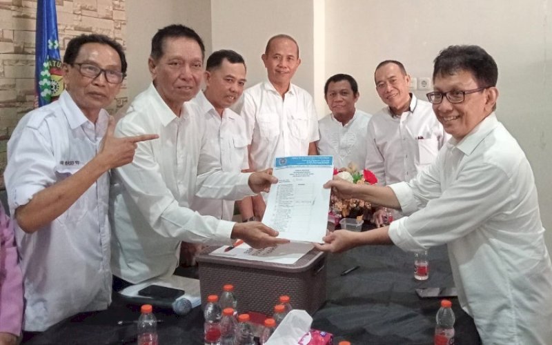 MENDAFTAR. Suwardi Thahir (kanan) resmi mendaftar sebagai kontestan pada pemilihan Ketua PWI Sulsel masa bakti 2026-2031 di Kantor PWI Sulsel, Jl Maccini, Kota Makassar, Rabu (13/5/2026) siang. foto: istimewa