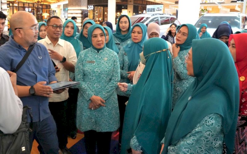 PENINJAUAN. Ketua Umum TP PKK Tri Tito Karnavian didampingi Ketua TP PKK Provinsi Susel Naoemi Octarina bersama jajaran pengurus, dan Ketua TP PKK kabupaten/kota se-Sulsel melakukan peninjauan sejumlah titik strategis yang direncanakan menjadi pusat kegiatan HKG PKK ke-54 dan HUT Dekranas ke-46 Tahun 2026 di Kota Makassar. foto: istimewa