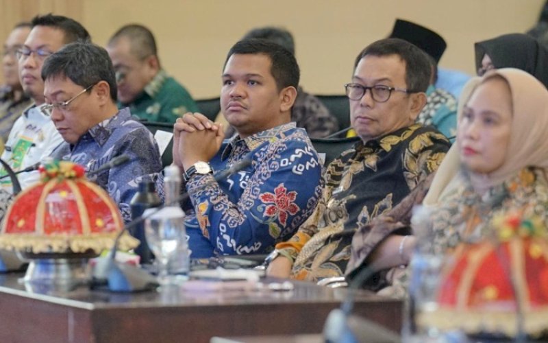 M Fathul Fauzy Nurdin (tengah). foto: istimewa